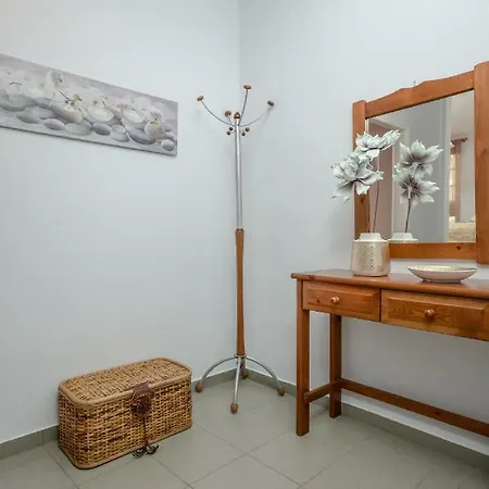 Naxos House Apartmán *